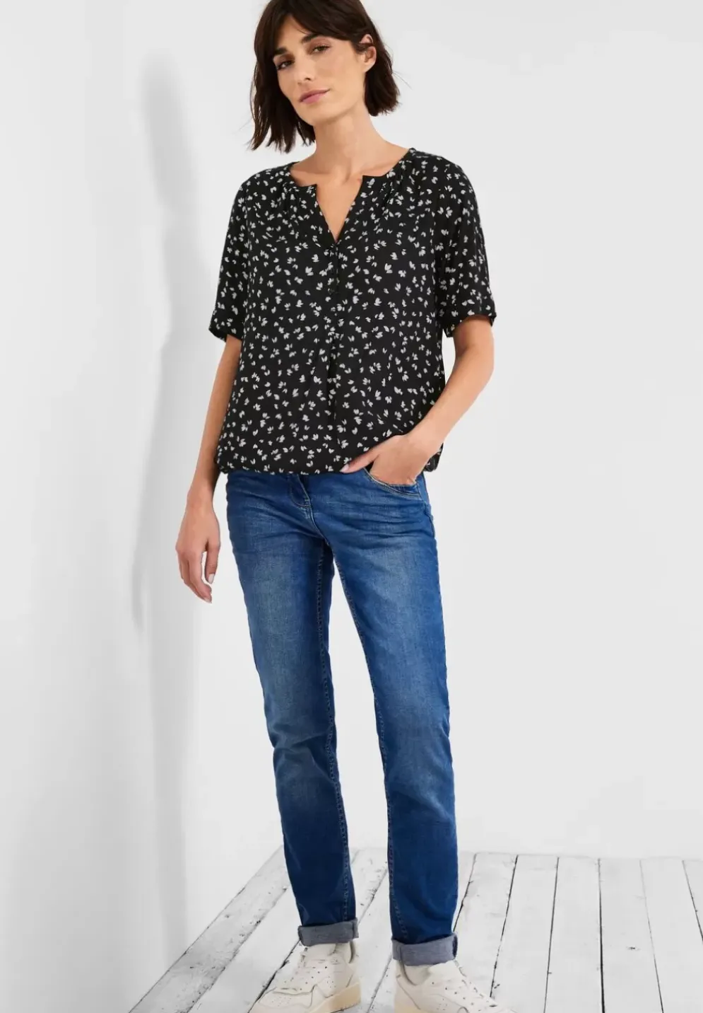 Bluse Mit Kurzer Knopfleiste