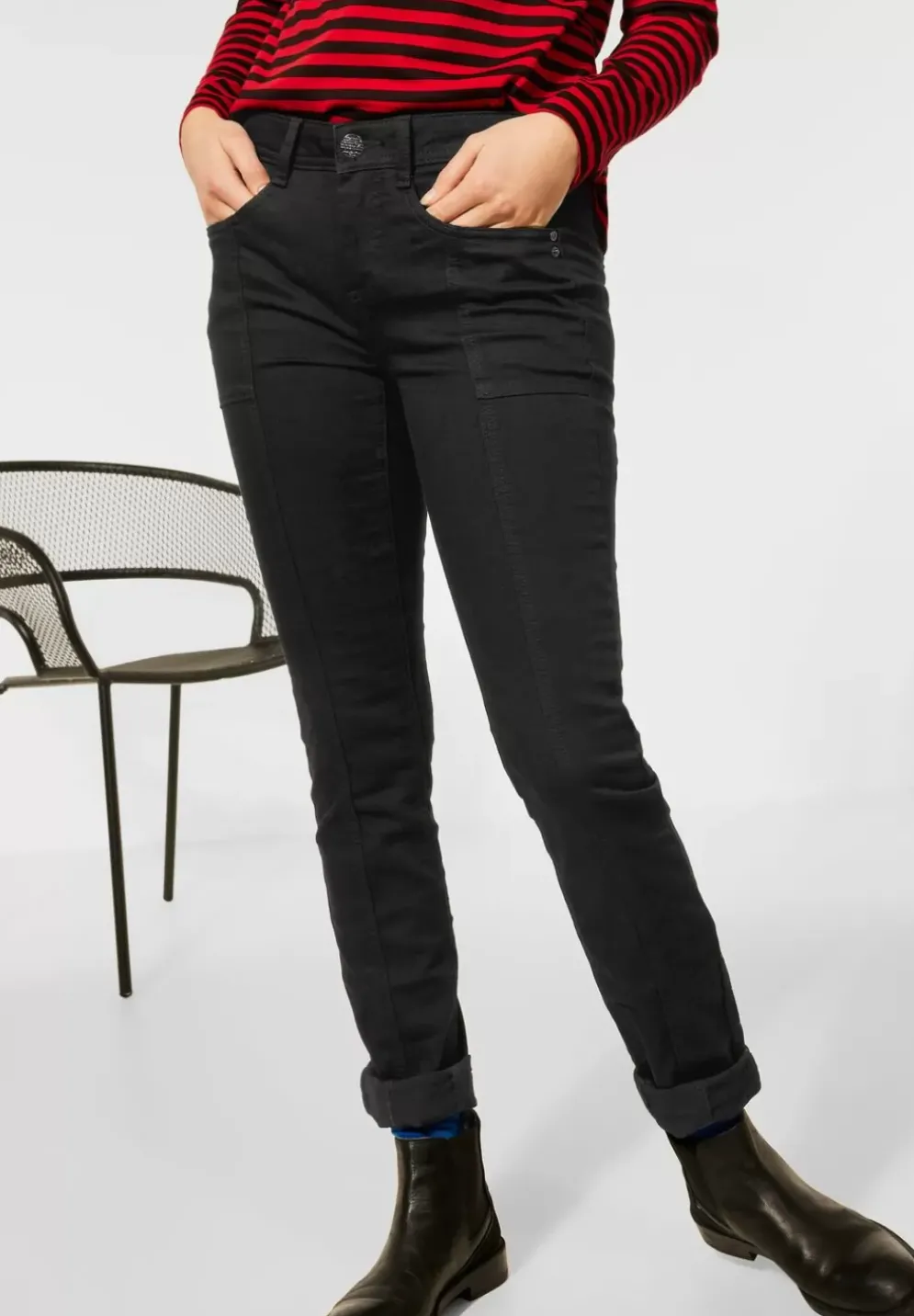 Casual Fit Denim In Black