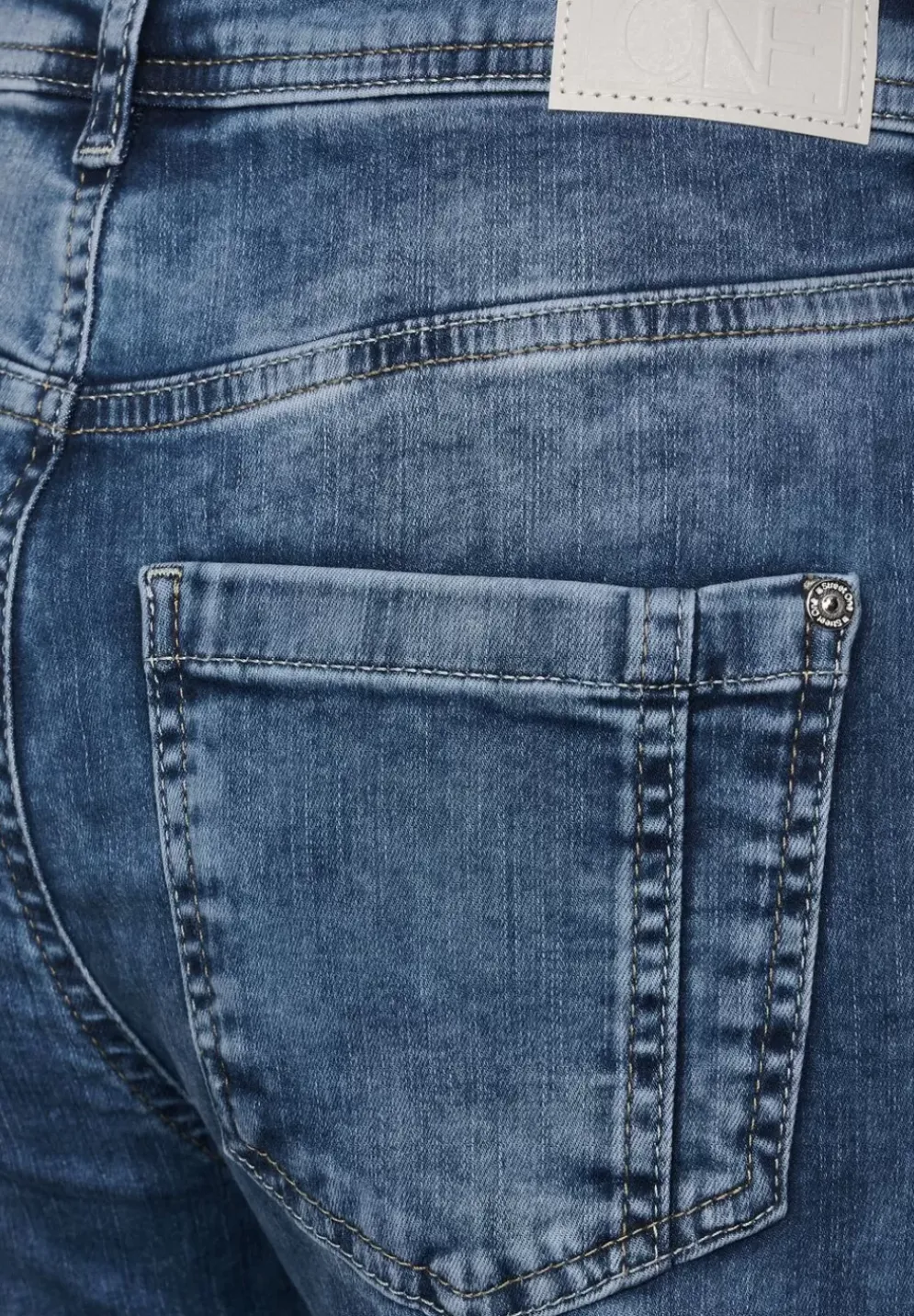 Casual Fit Jeans In 7/8