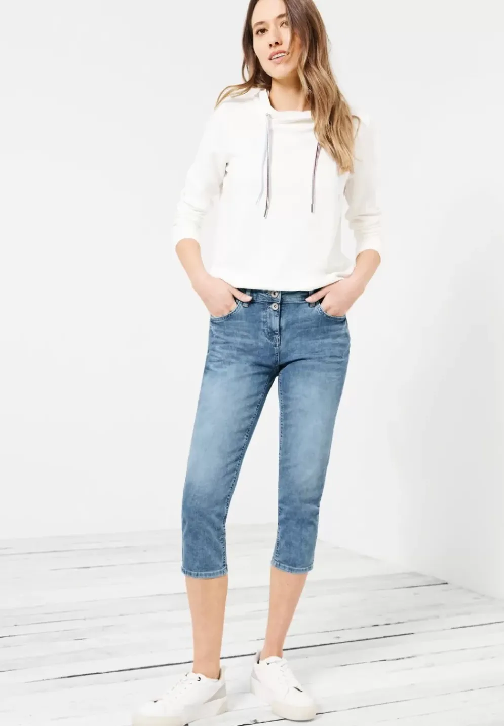 Casual Fit Jeans In 3/4