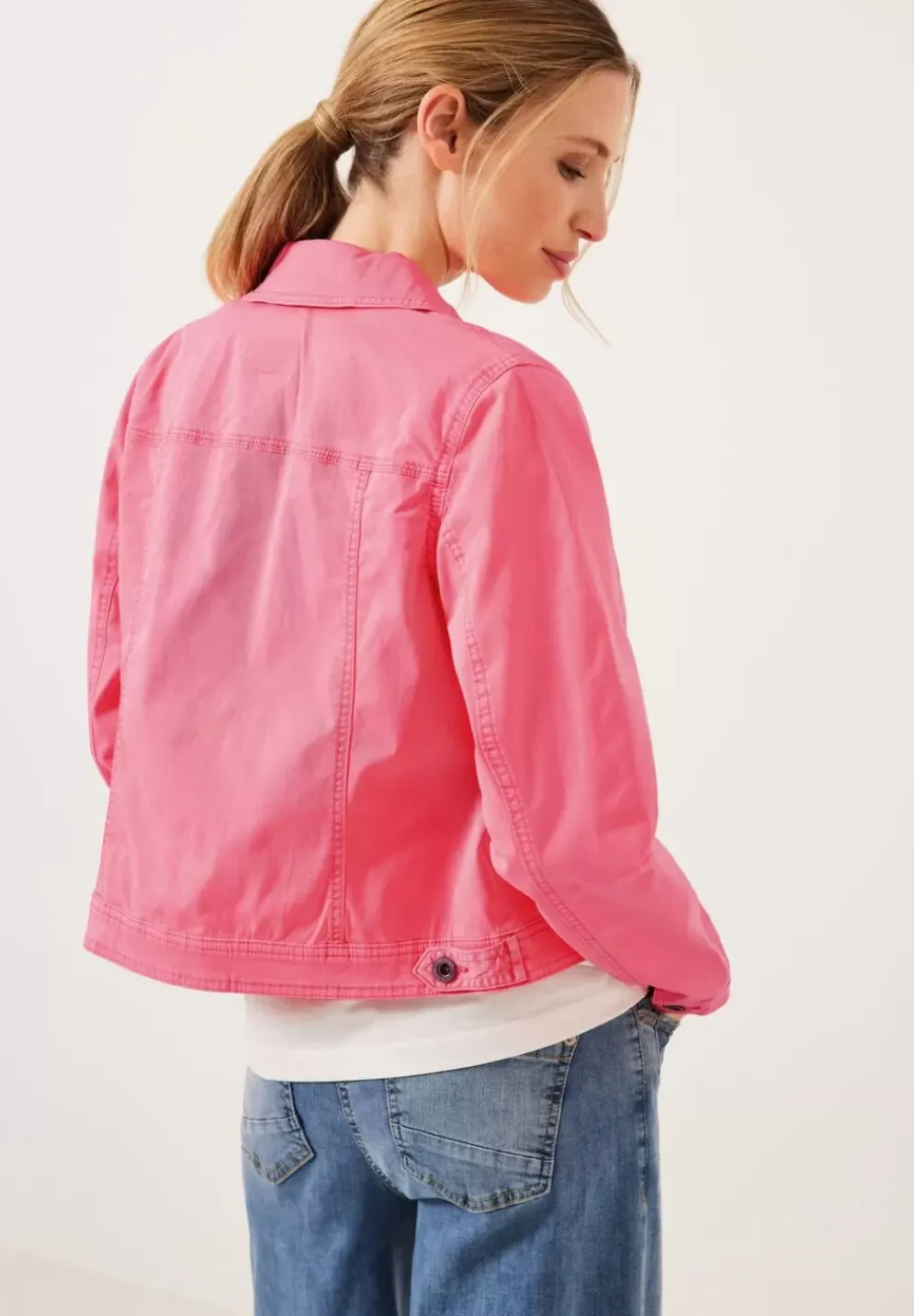 Farbige Jeansjacke