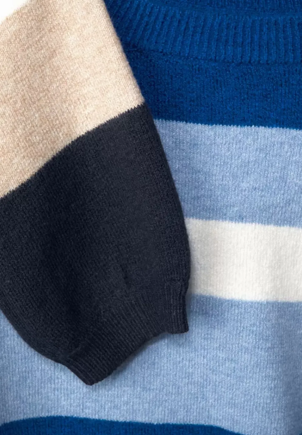 Gestreifter Strickpullover