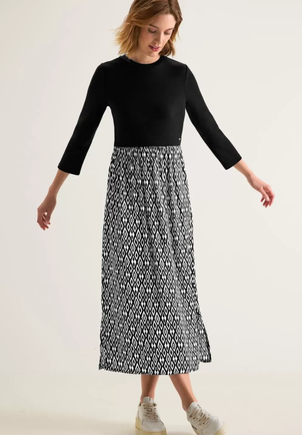 Kleid Im Materialmix