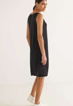 Kleid In Moderater Lange