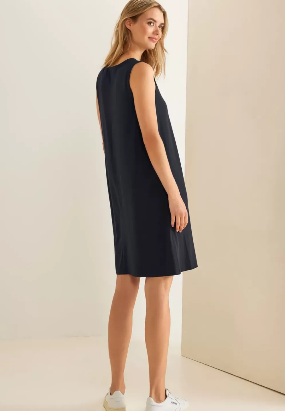 Kleid In Unifarbe