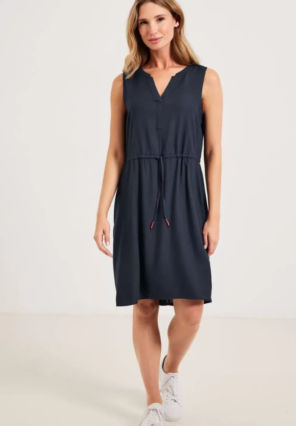 Kleid Mit Bindegurtel