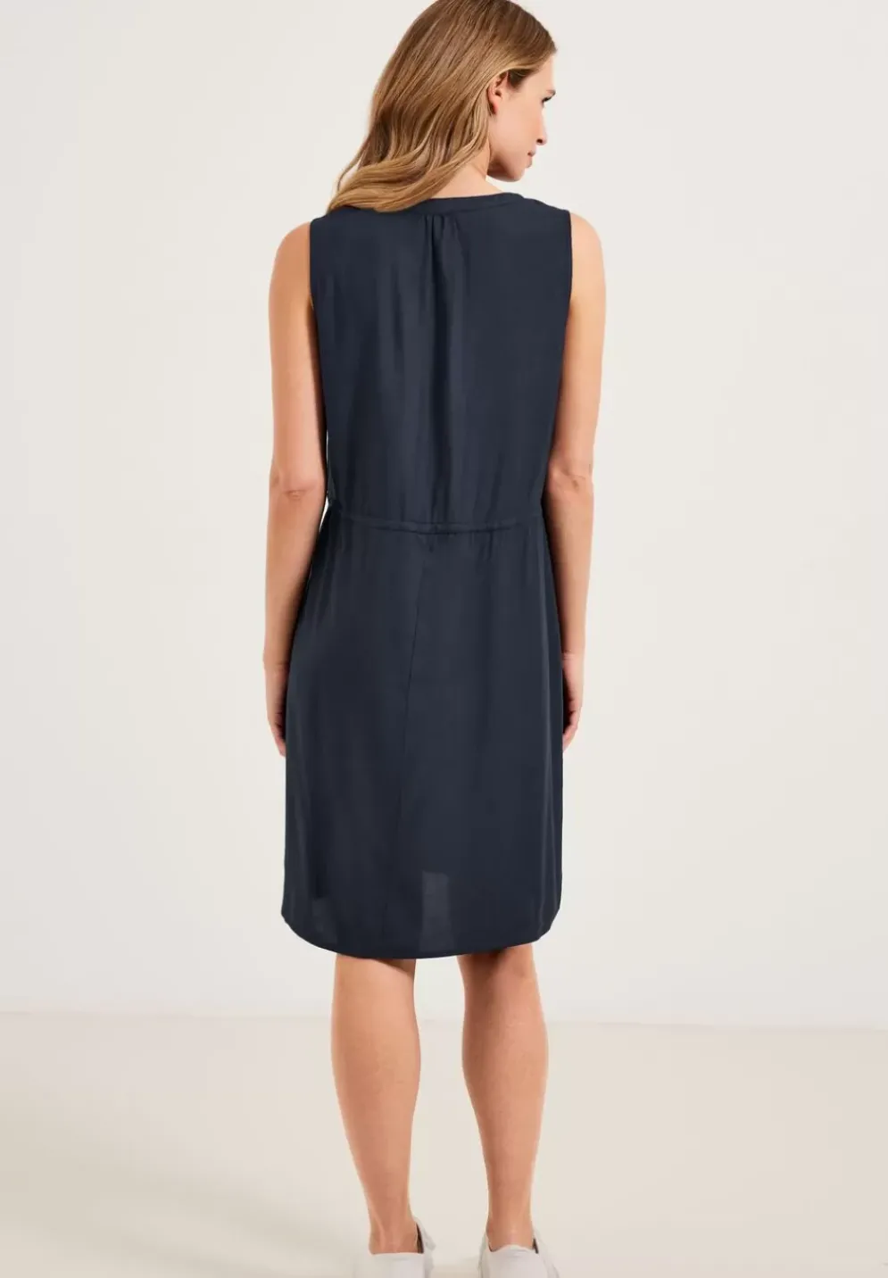 Kleid Mit Bindegurtel