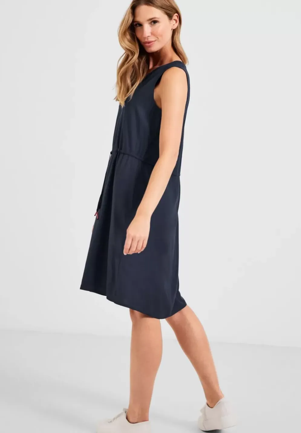 Kleid Mit Bindegurtel