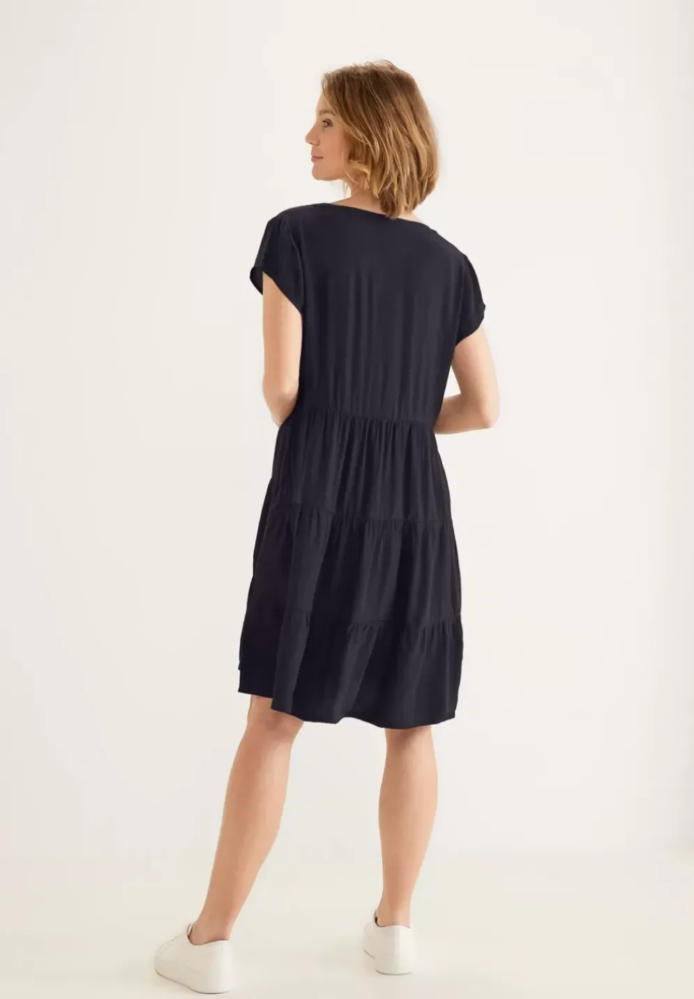 Kleid Mit Stufenrock