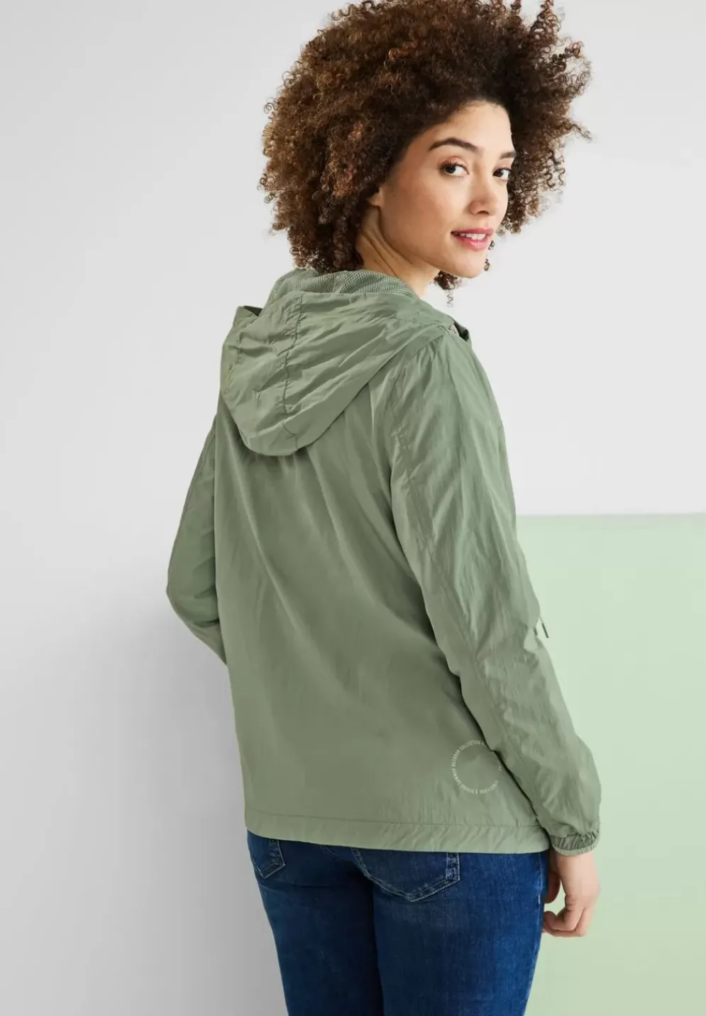 Kurzer Windbreaker