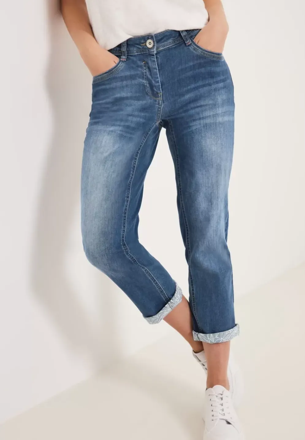Loose Fit Jeans In 7/8