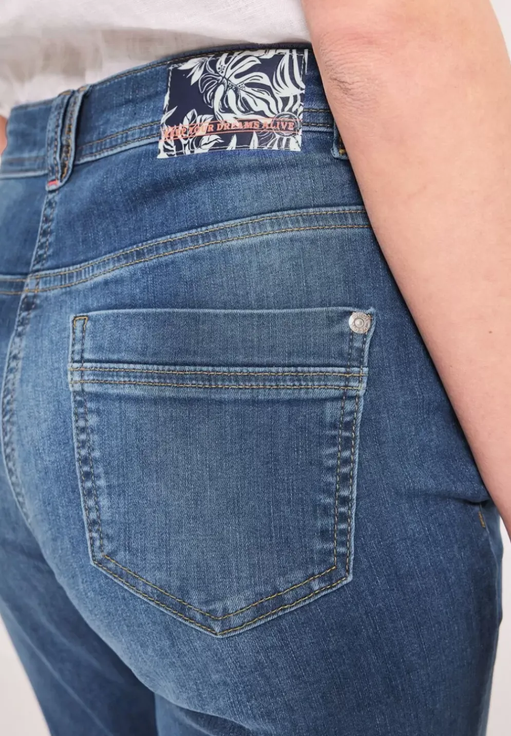 Loose Fit Jeans In 7/8