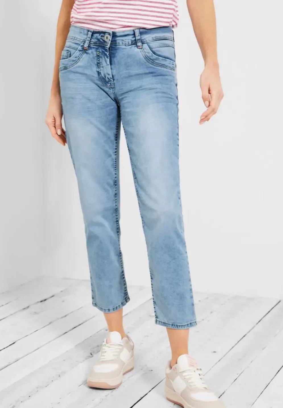 Loose Fit Jeans In 7/8