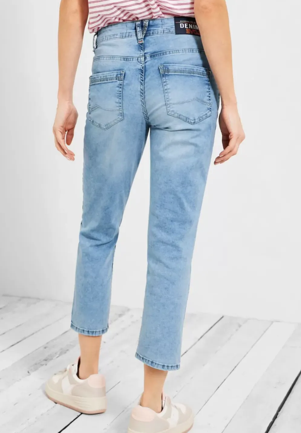 Loose Fit Jeans In 7/8