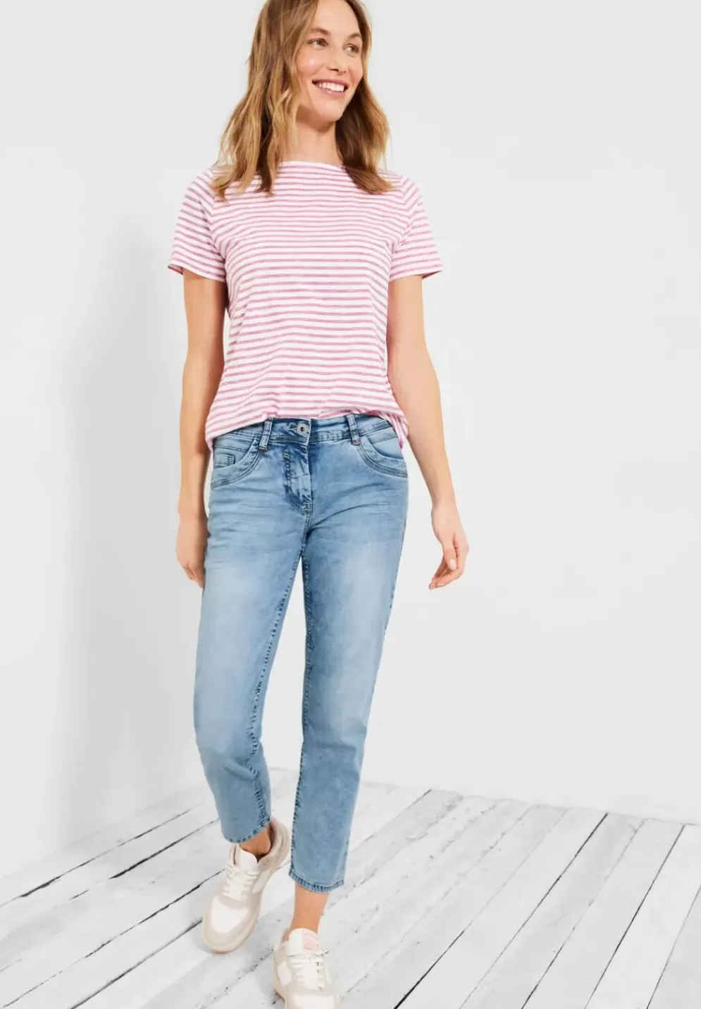 Loose Fit Jeans In 7/8