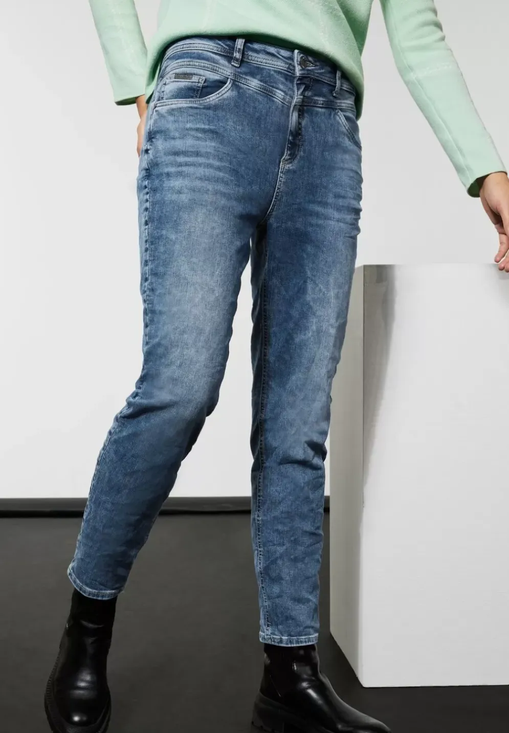Loose Fit Mom Jeans