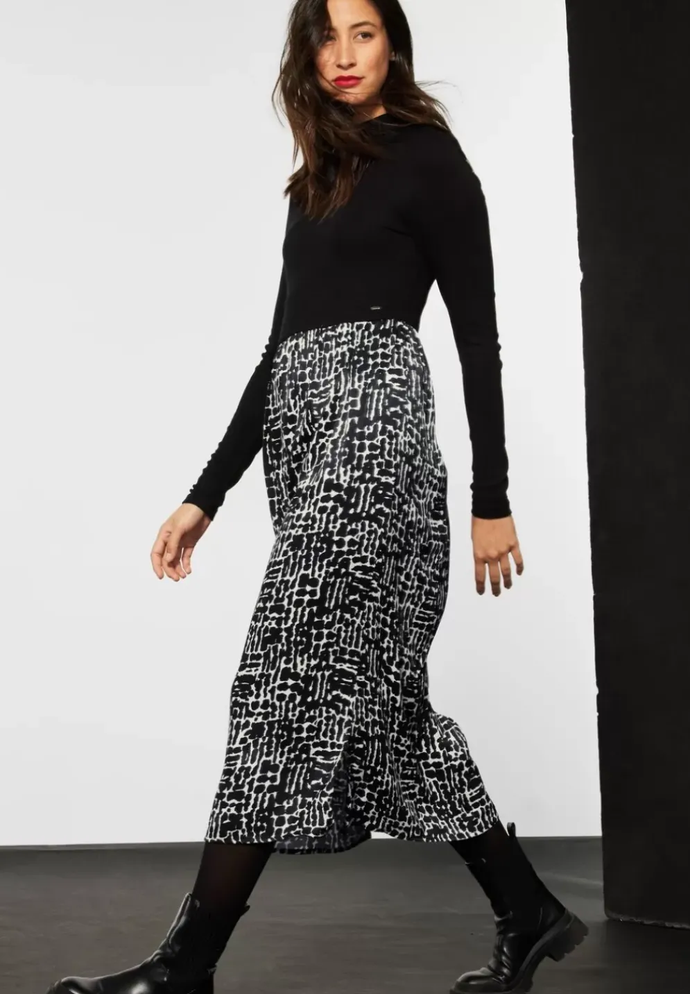 Midikleid Im Materialmix