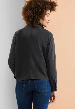 Moderner Windbreaker