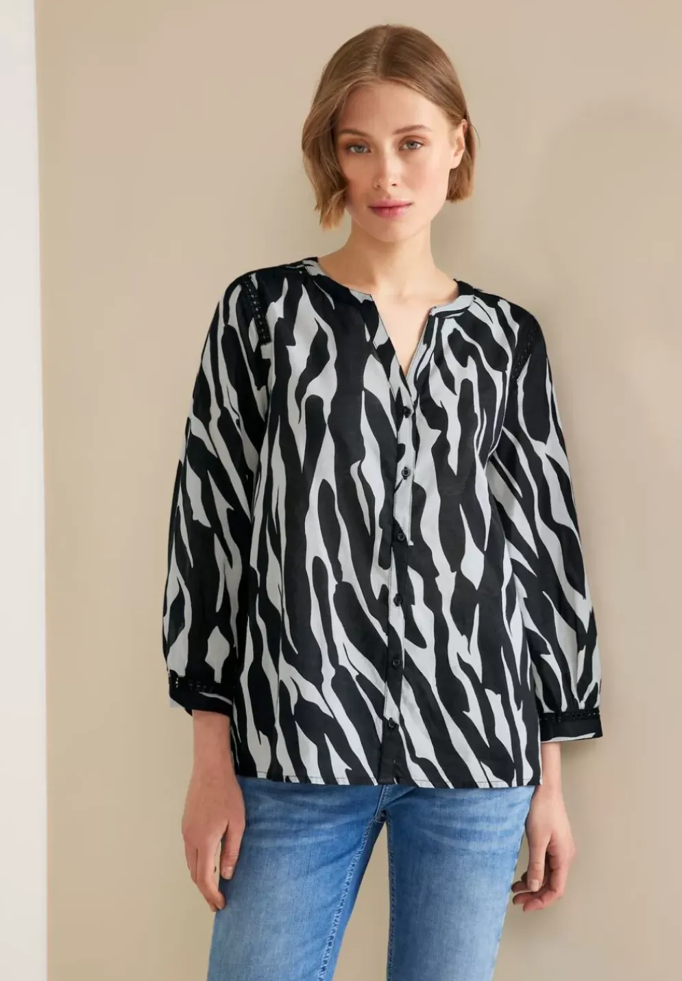 Printbluse Mit Hakeldetails