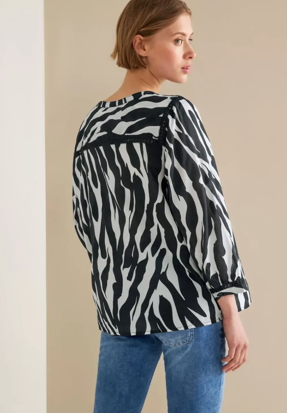 Printbluse Mit Hakeldetails