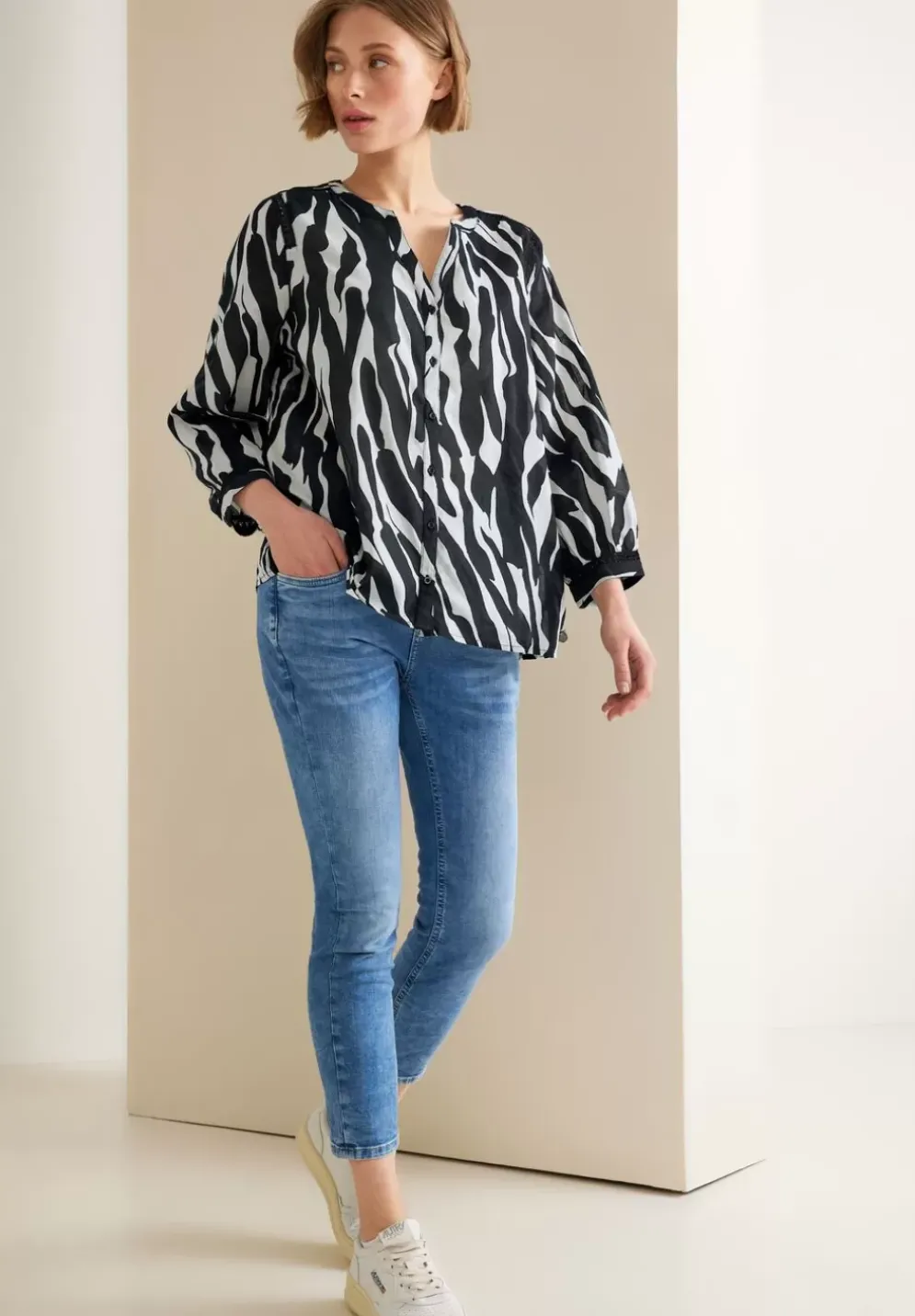 Printbluse Mit Hakeldetails