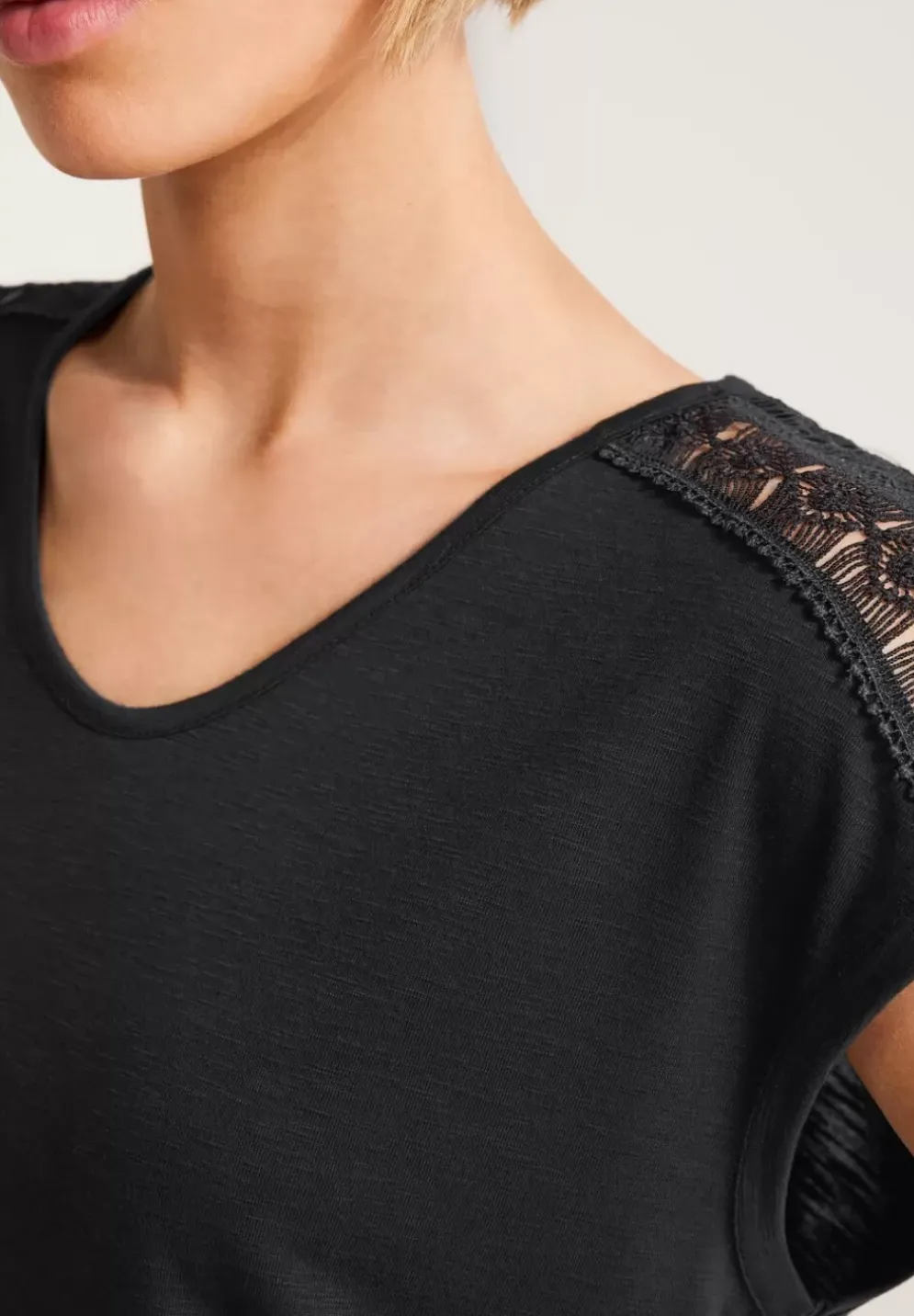 Shirt Mit Spitzenschultern