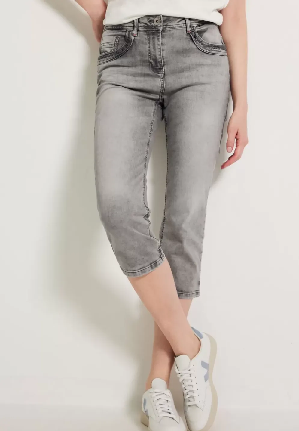 Slim Fit Jeans In 3/4