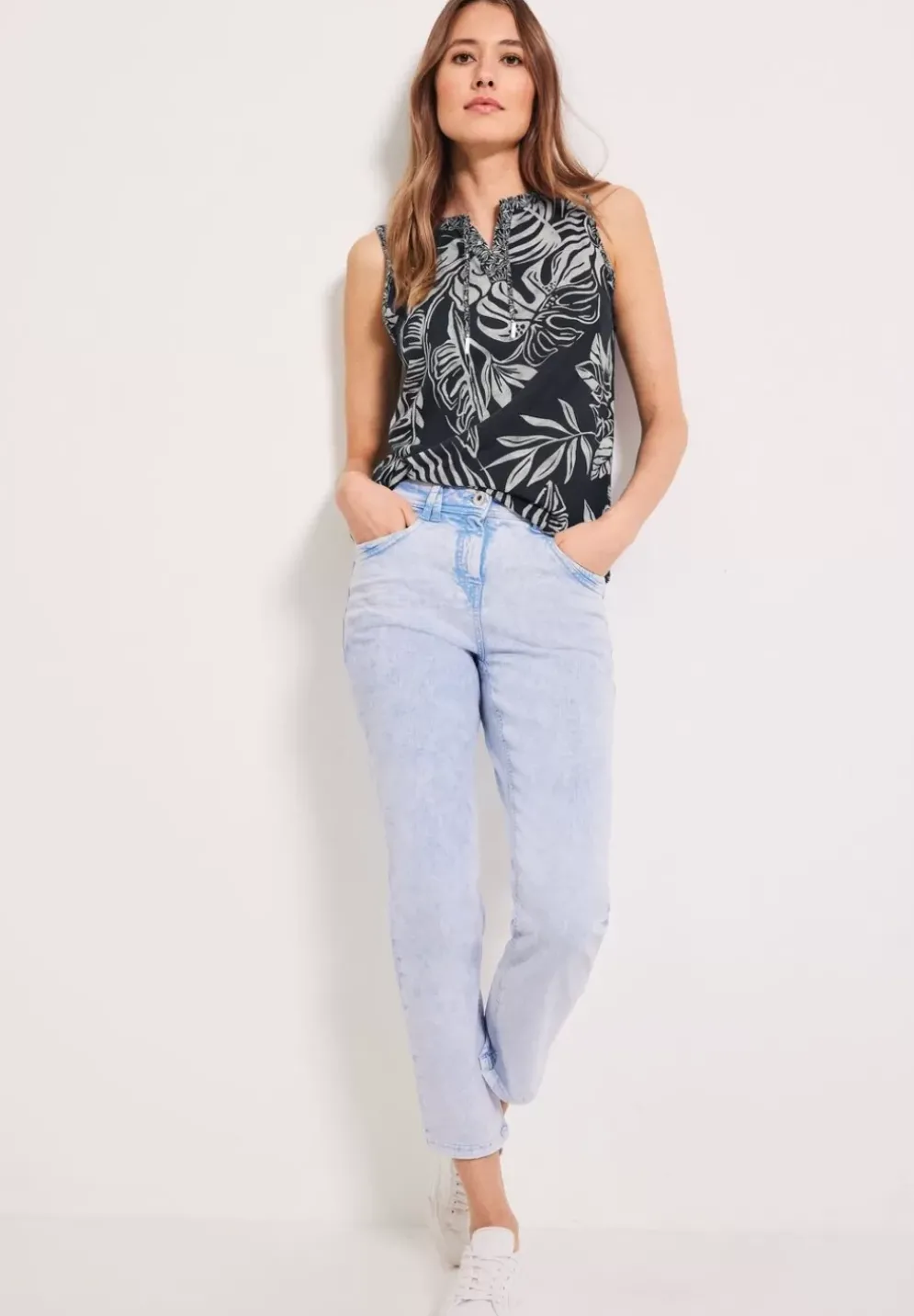 Top Mit Stickereidetails
