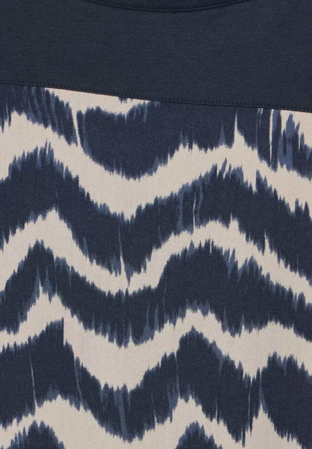 T-Shirt Im Materialmix