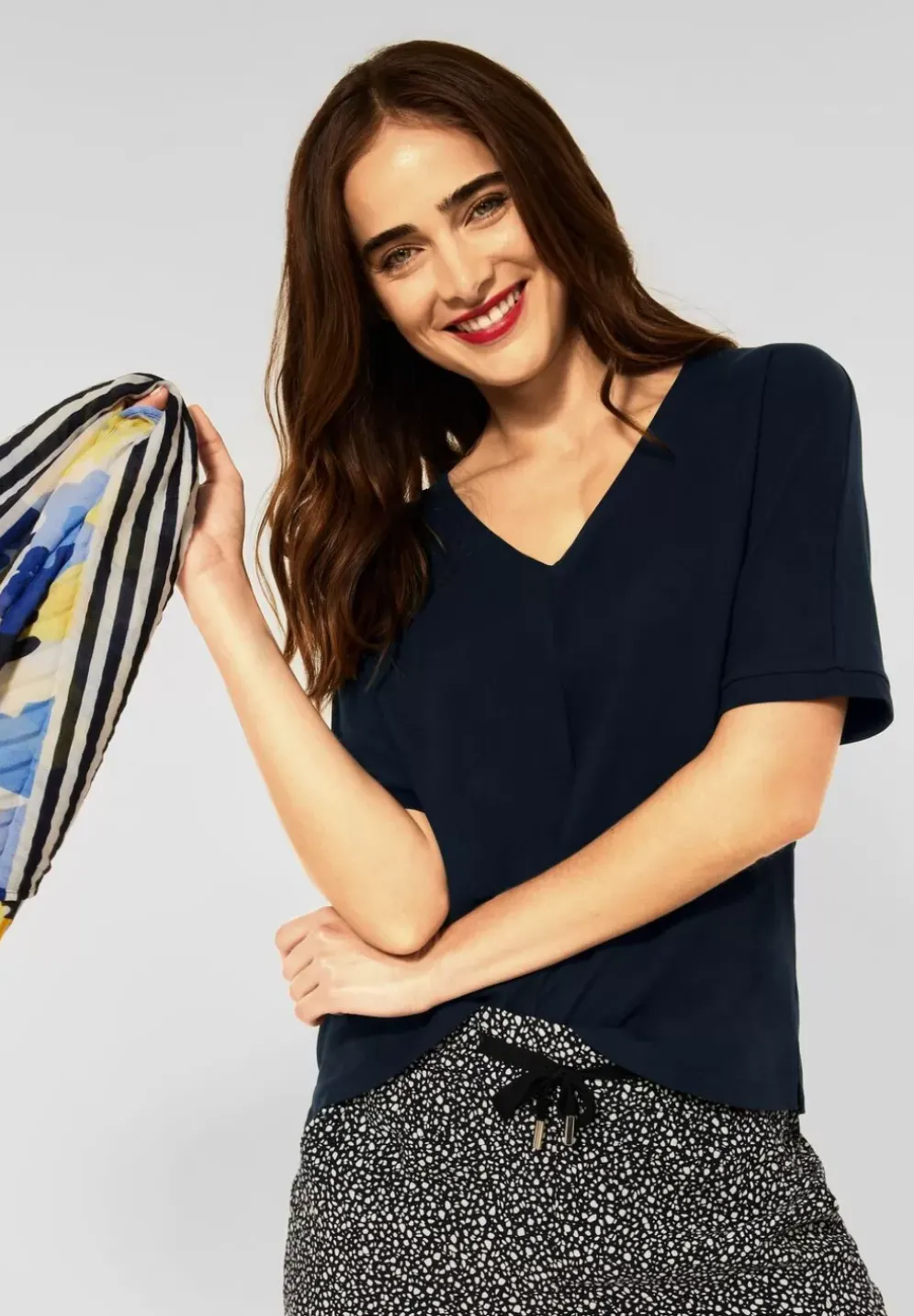 T-Shirt Im Materialmix
