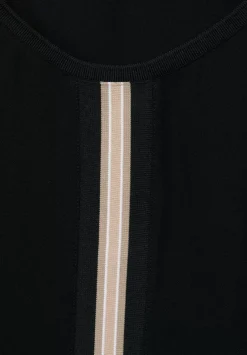 T-Shirt Im Materialmix