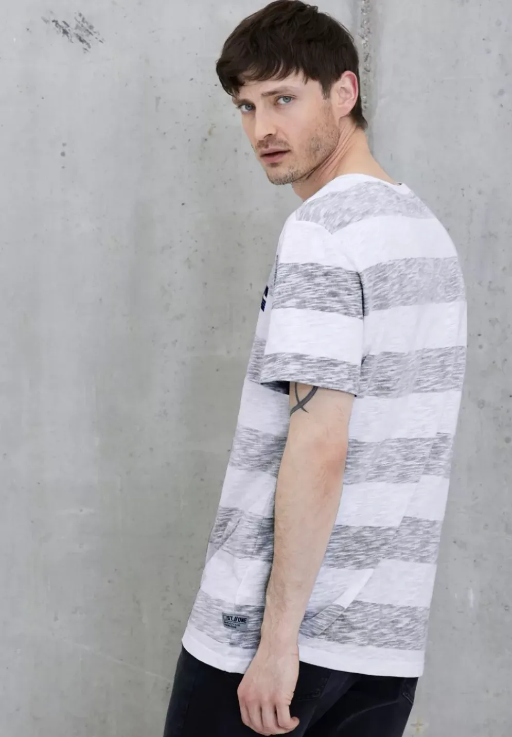 T-Shirt Mit Streifen Muster