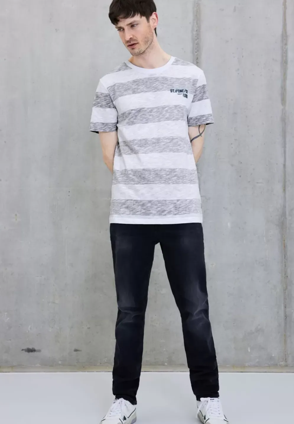 T-Shirt Mit Streifen Muster