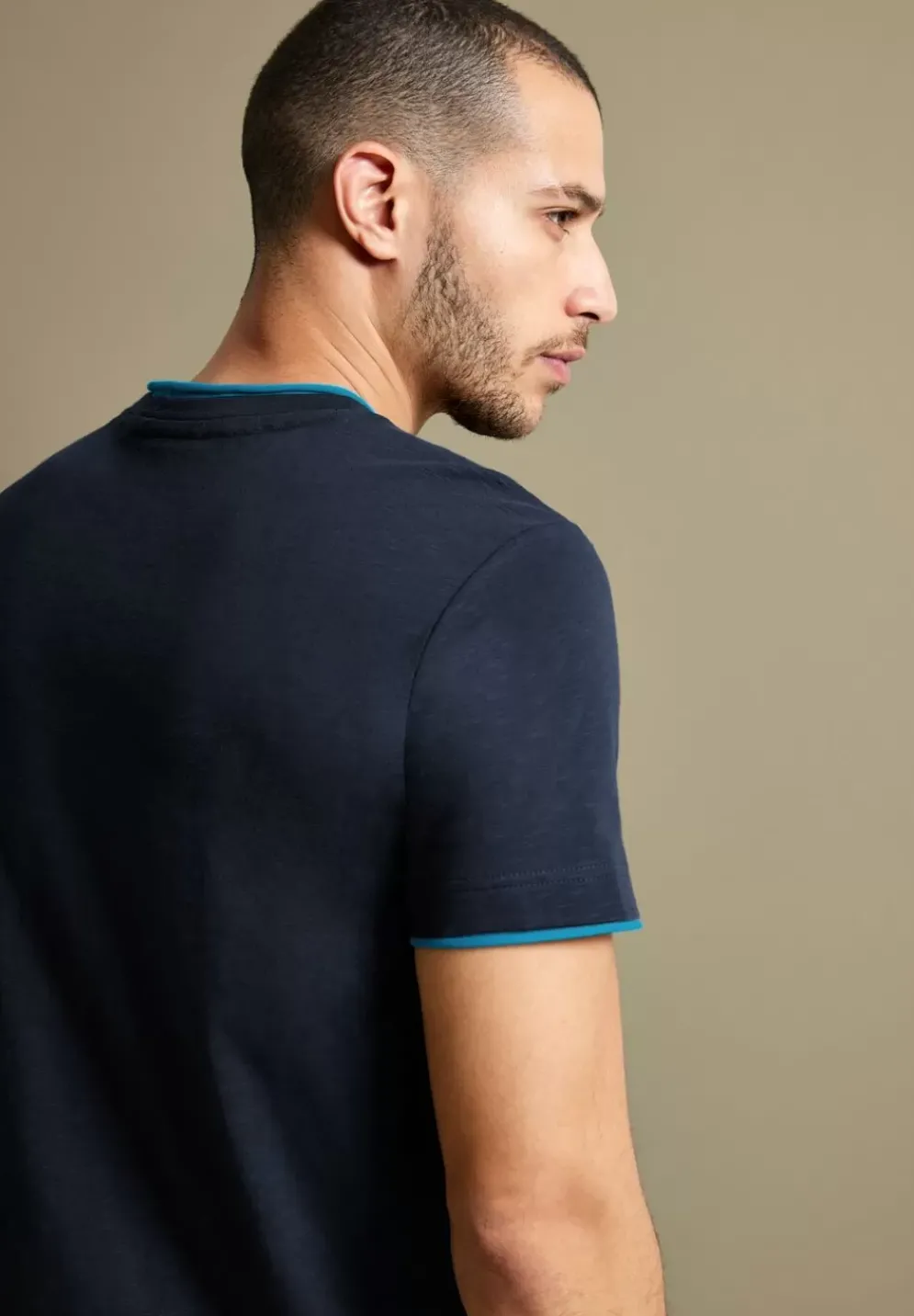 T-Shirt Mit V-Ausschnitt